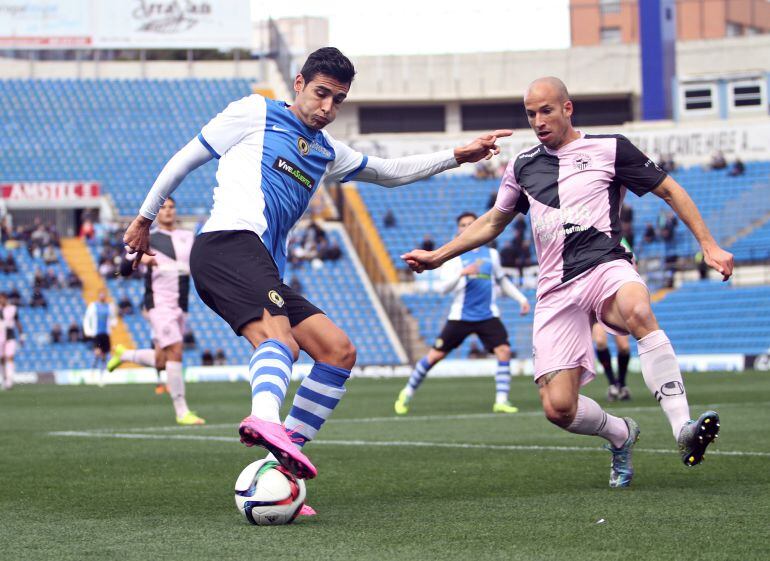 Miguel Ángel Nieto, jugador del Hércules, intenta superar a un jugador del Sabadell