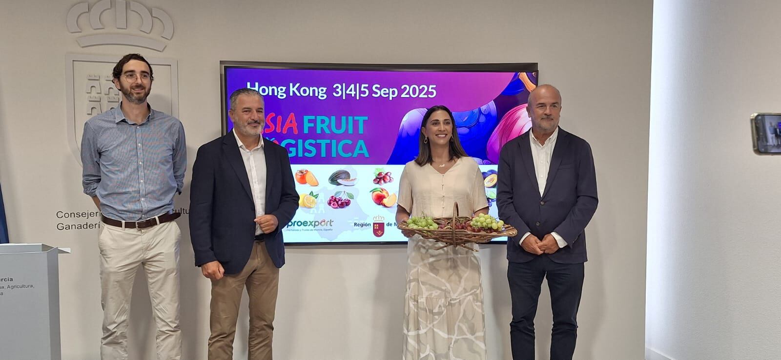 Sara Rubira, consejera de Agua y Agricultura presentando el Asia Fruit Logística