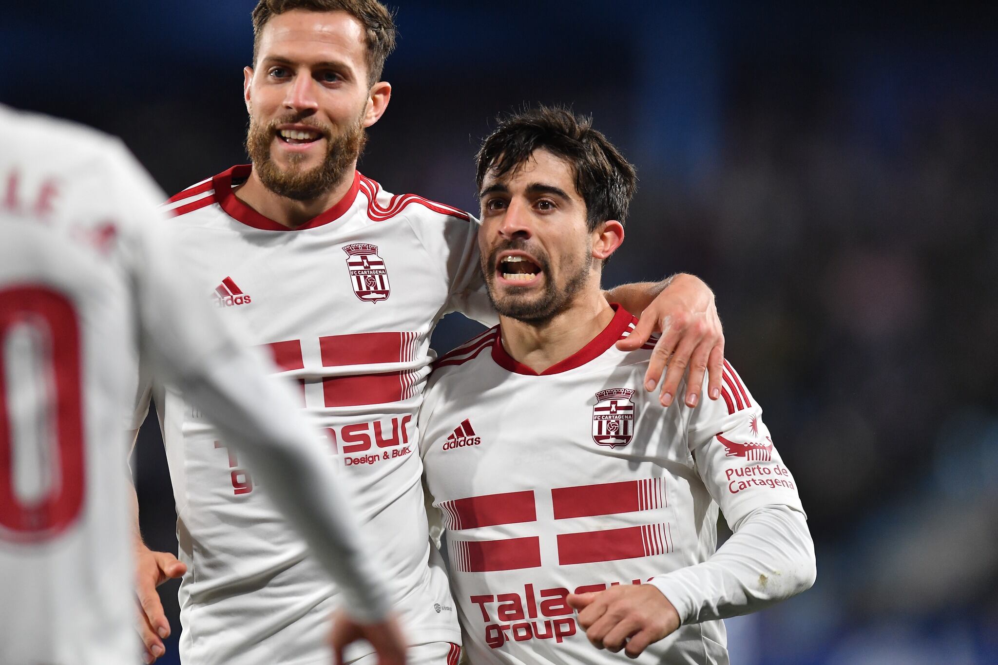 Calero y Jairo, con contrato, celebran un gol esta temporada