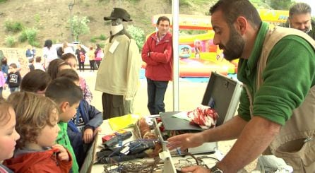 Los escolares han participado en diverso talleres donde se les ha explicado como se investigan los incendios forestales y otros temas medioambientales.