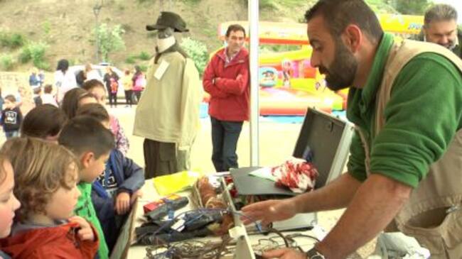 Los escolares han participado en diverso talleres donde se les ha explicado como se investigan los incendios forestales y otros temas medioambientales.