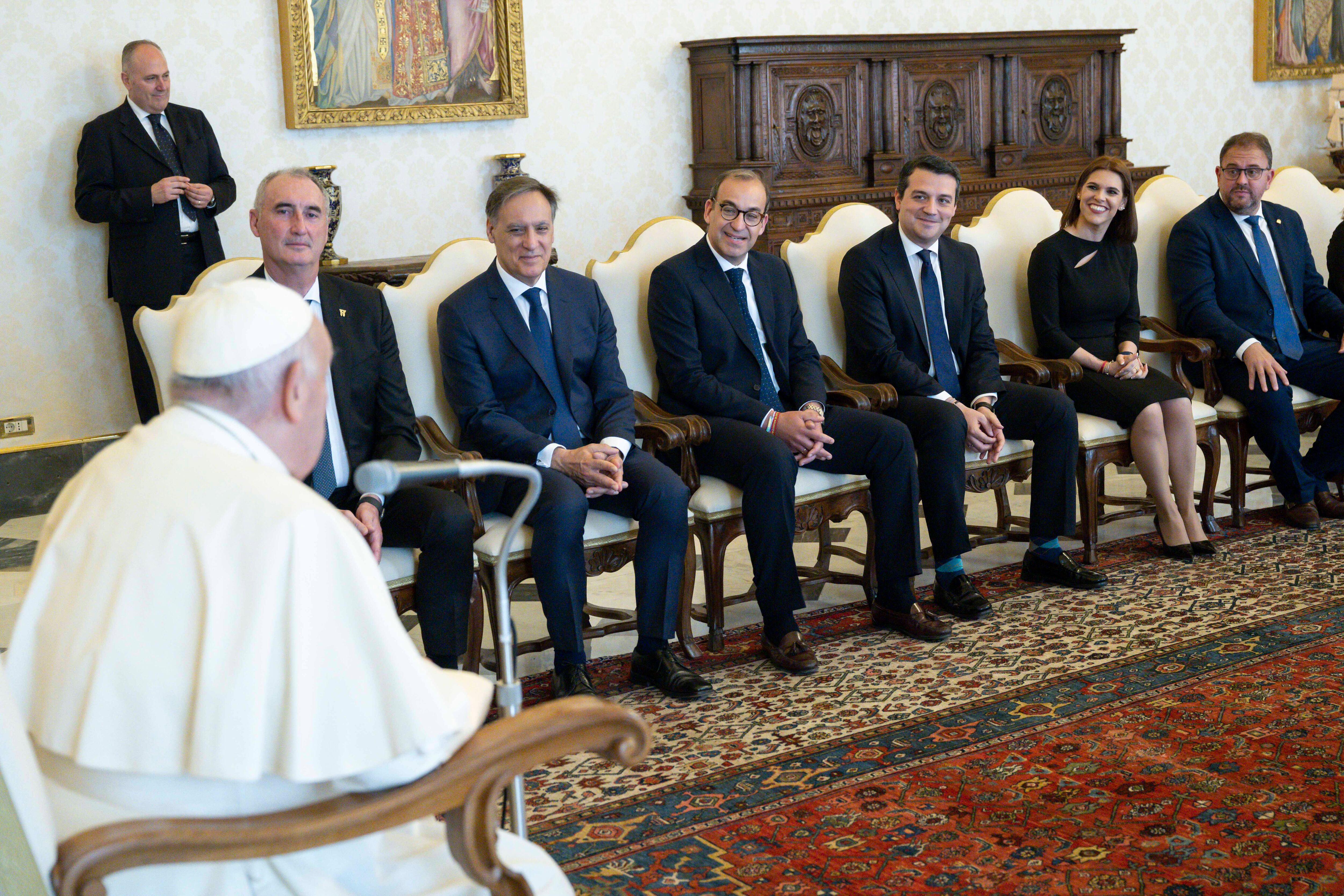 Detalle de los dos alcaldes extremeños, Rafael Mateos y Antonio Rodríguez Osuna en la recepción del Papa al GCPHE./Foto: @Vatican Media