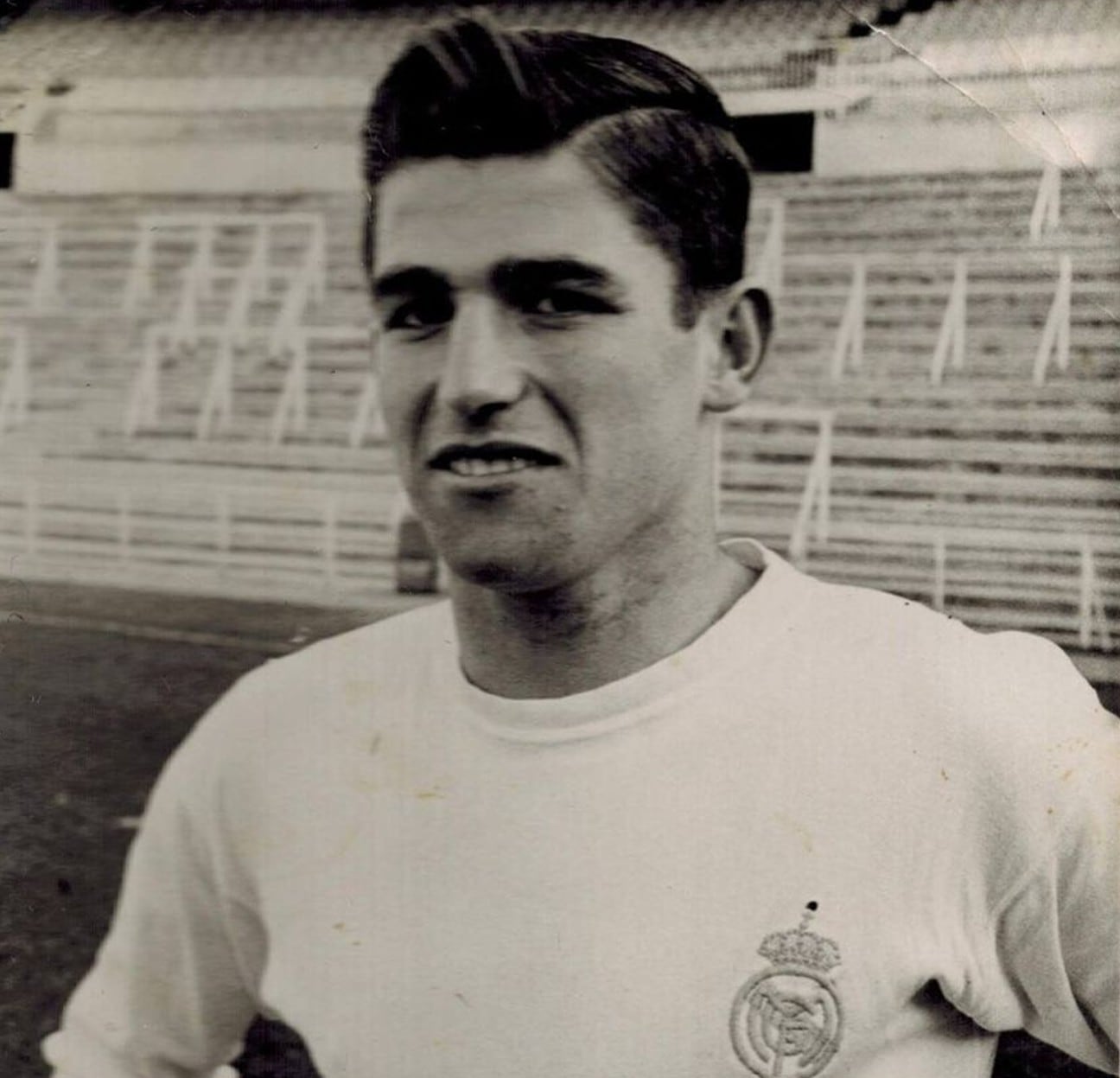 Paco Montero en el Bernabéu con la camiseta del Real Madrid.