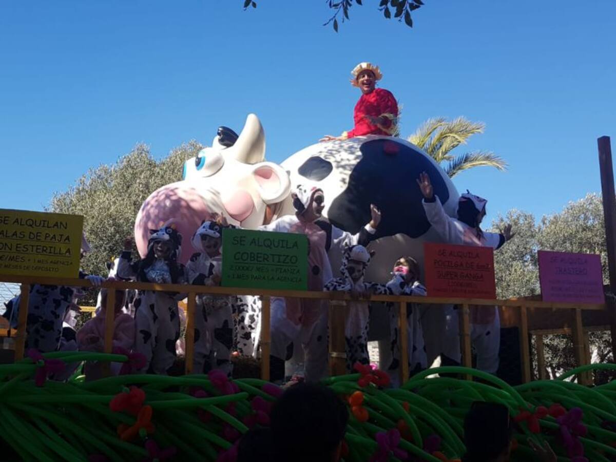 1.300 participantes y 23 comparsas han participado en la rúa de Carnaval de Ibiza
