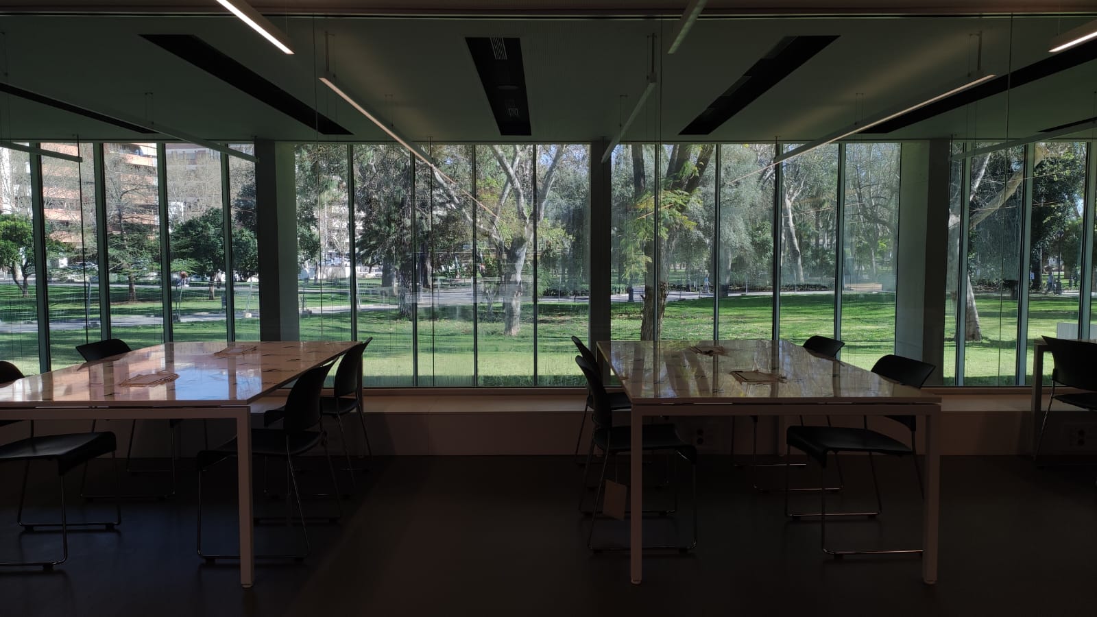 Panorámica de las salas de lectura de la Biblioteca Grupo Cántico en Córdoba