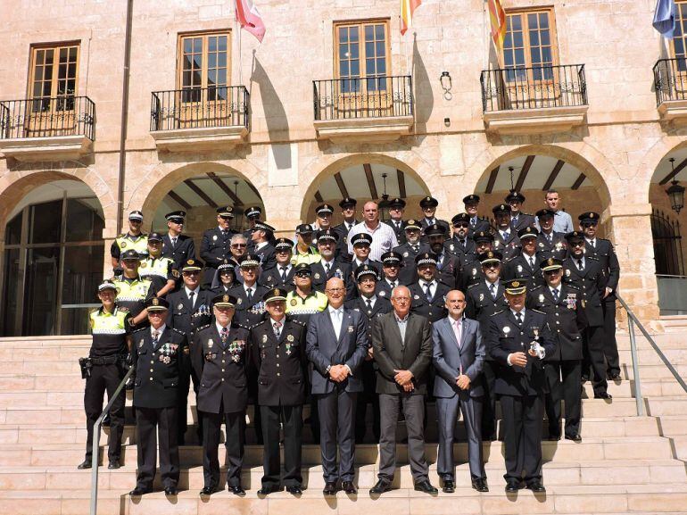 Foto de familia de las plantillas de Policía Nacional y Local durante la celebración de los Santos Ángeles Custodios, Día de la Policía