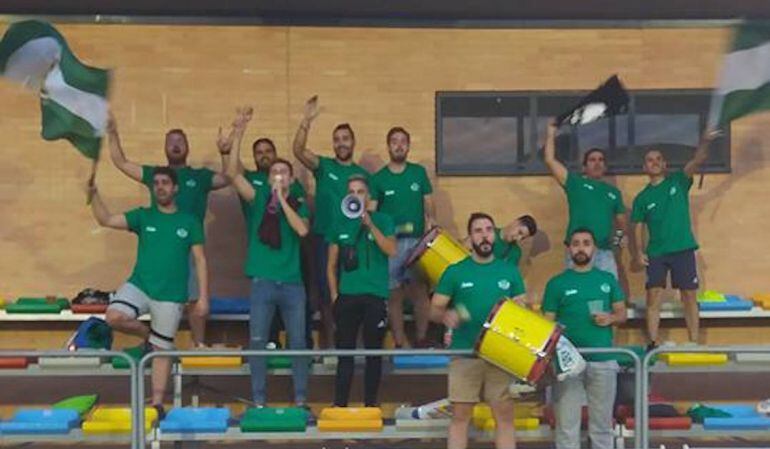 Aficionados del Úbeda Viva animan durante un partido en el San Miguel