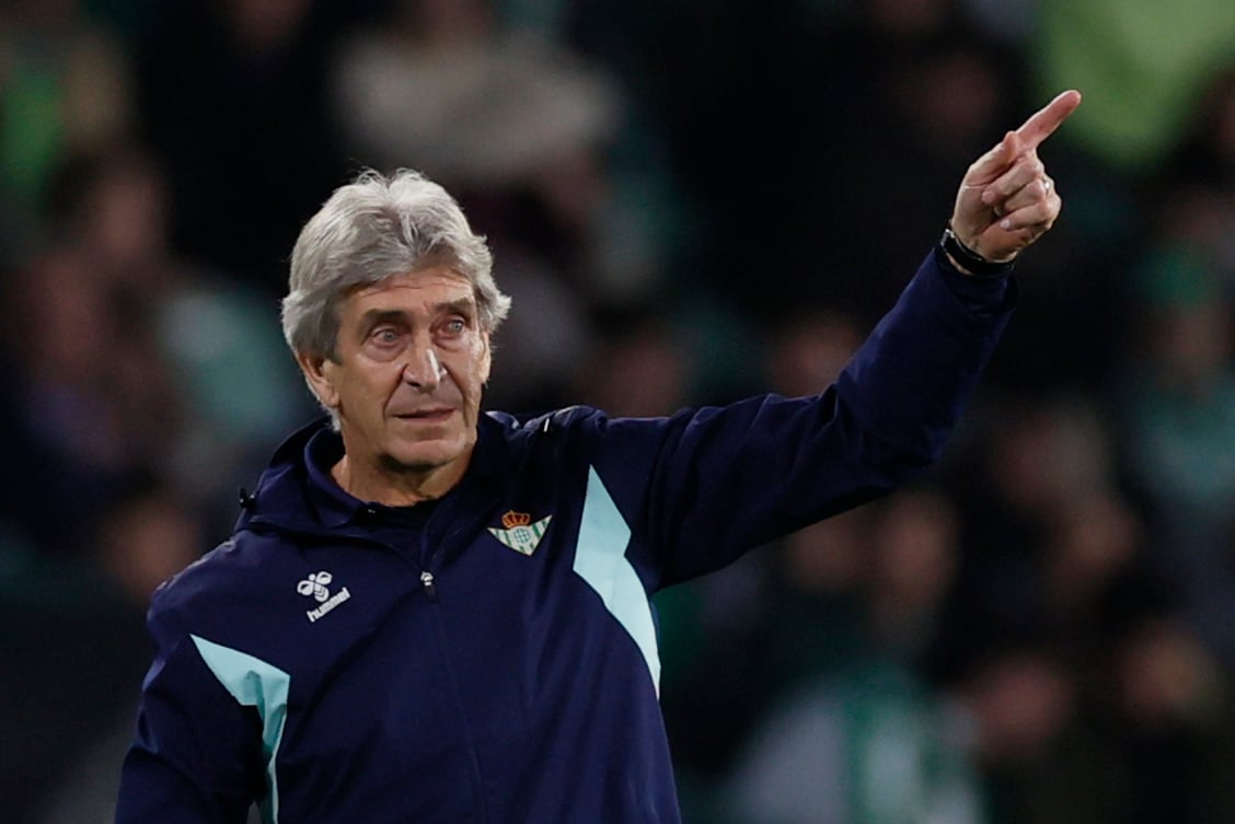 El entrenador chileno del Betis, Manuel Pellegrini, da instrucciones durante el partido de la jornada 25 de LaLiga EA Sports disputado este domingo en el estadio Benito Villamarín de Sevilla.