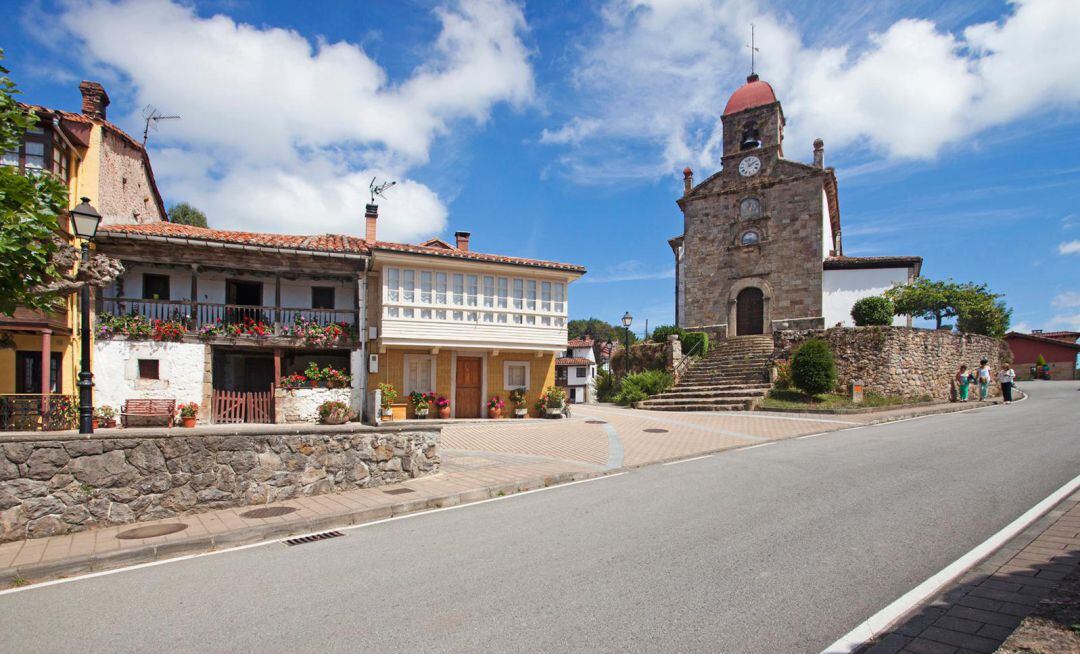 La Iglesia de San Martín el Real, en el Pueblo Ejemplar de Asturias en 2008