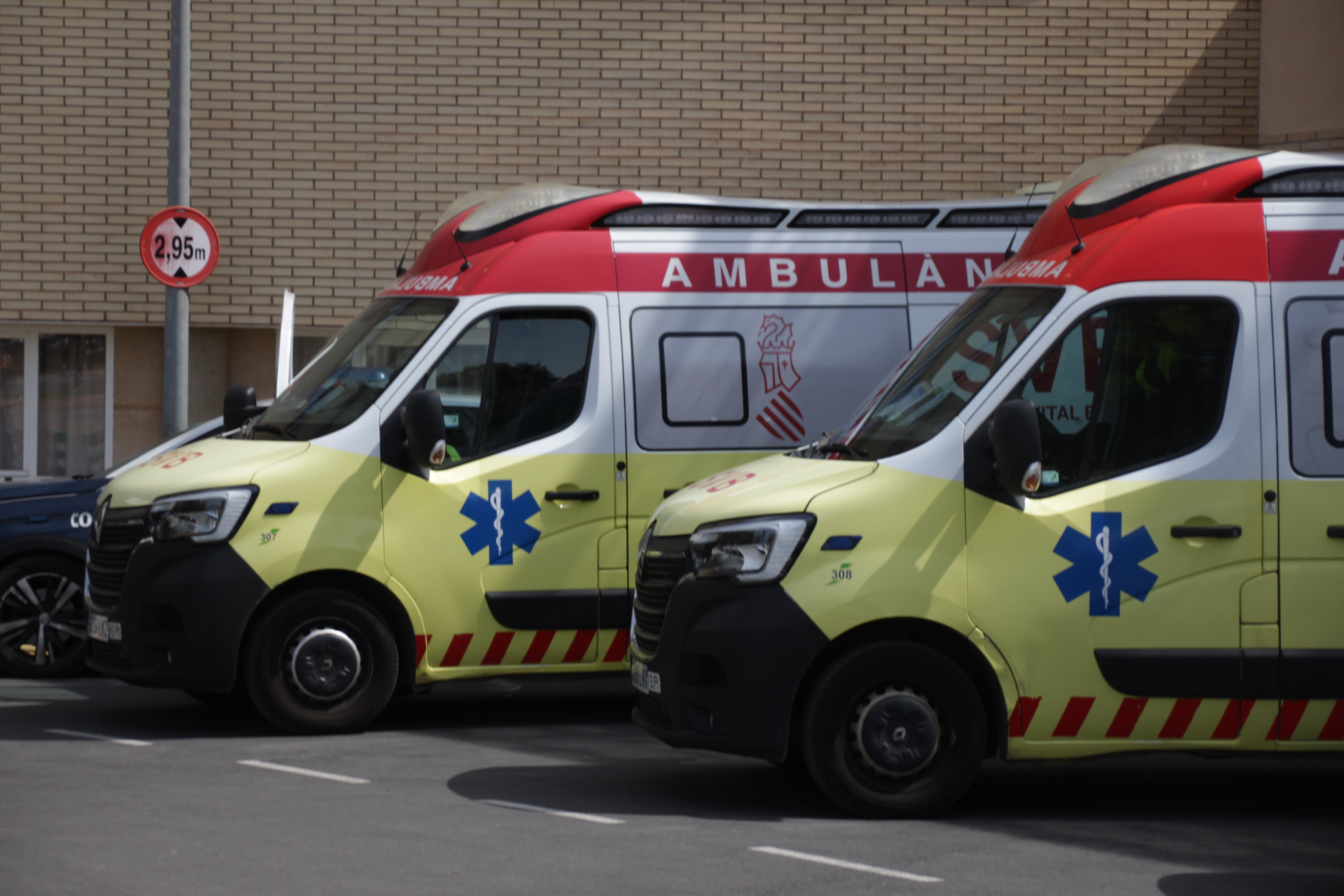 Ambulancias aparcada en los exteriores del Hospital General de Castellón//Felipe Campos