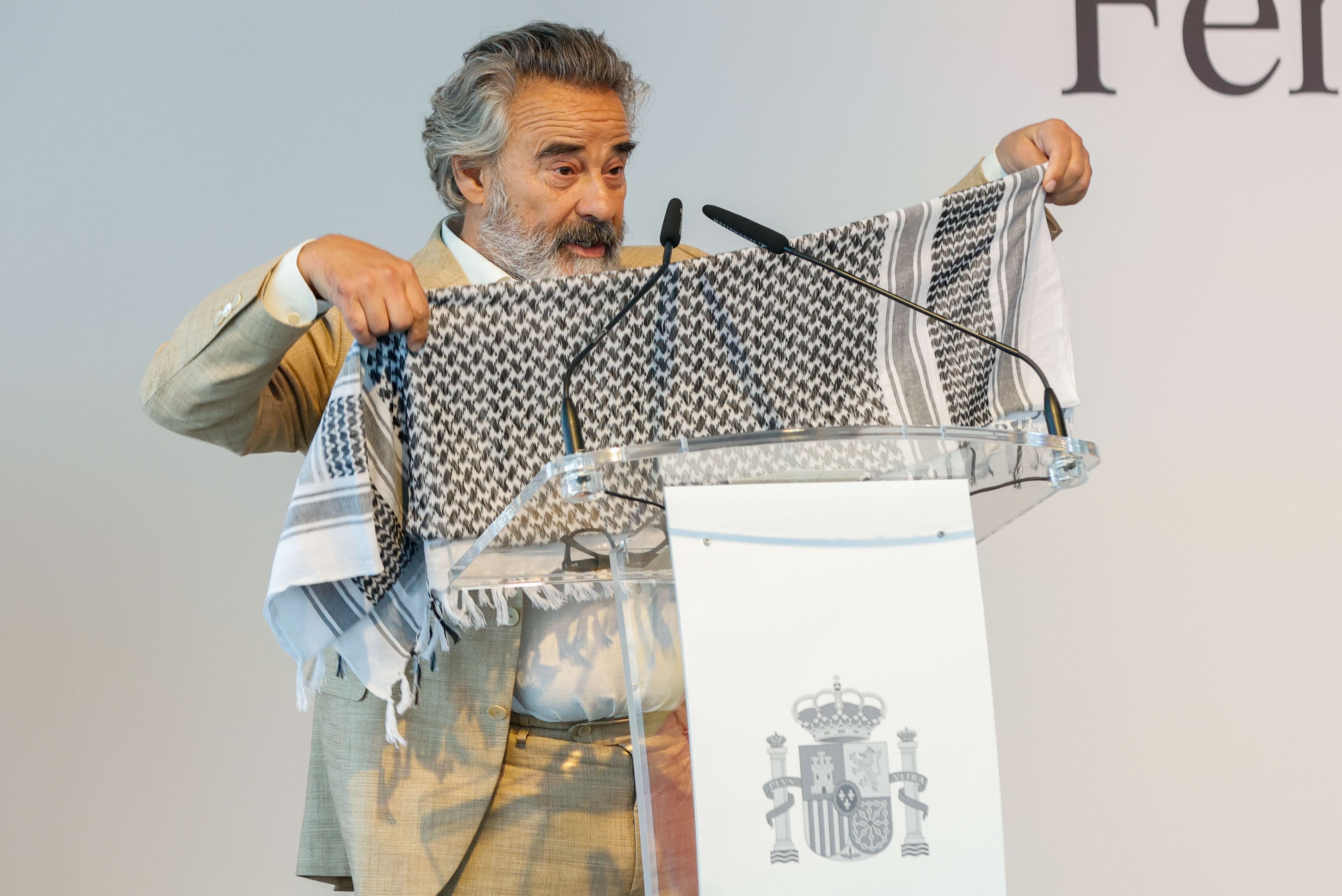 SAN SEBASTÍAN (ESPAÑA), 20/09/2025.- El actor Eduard Fernández se coloca un pañuelo palestino tras recibir el Premio Nacional de Cinematografía 2025 durante un acto celebrado en la Tabakalera de San Sebastián este sábado. EFE/ Juan Herrero