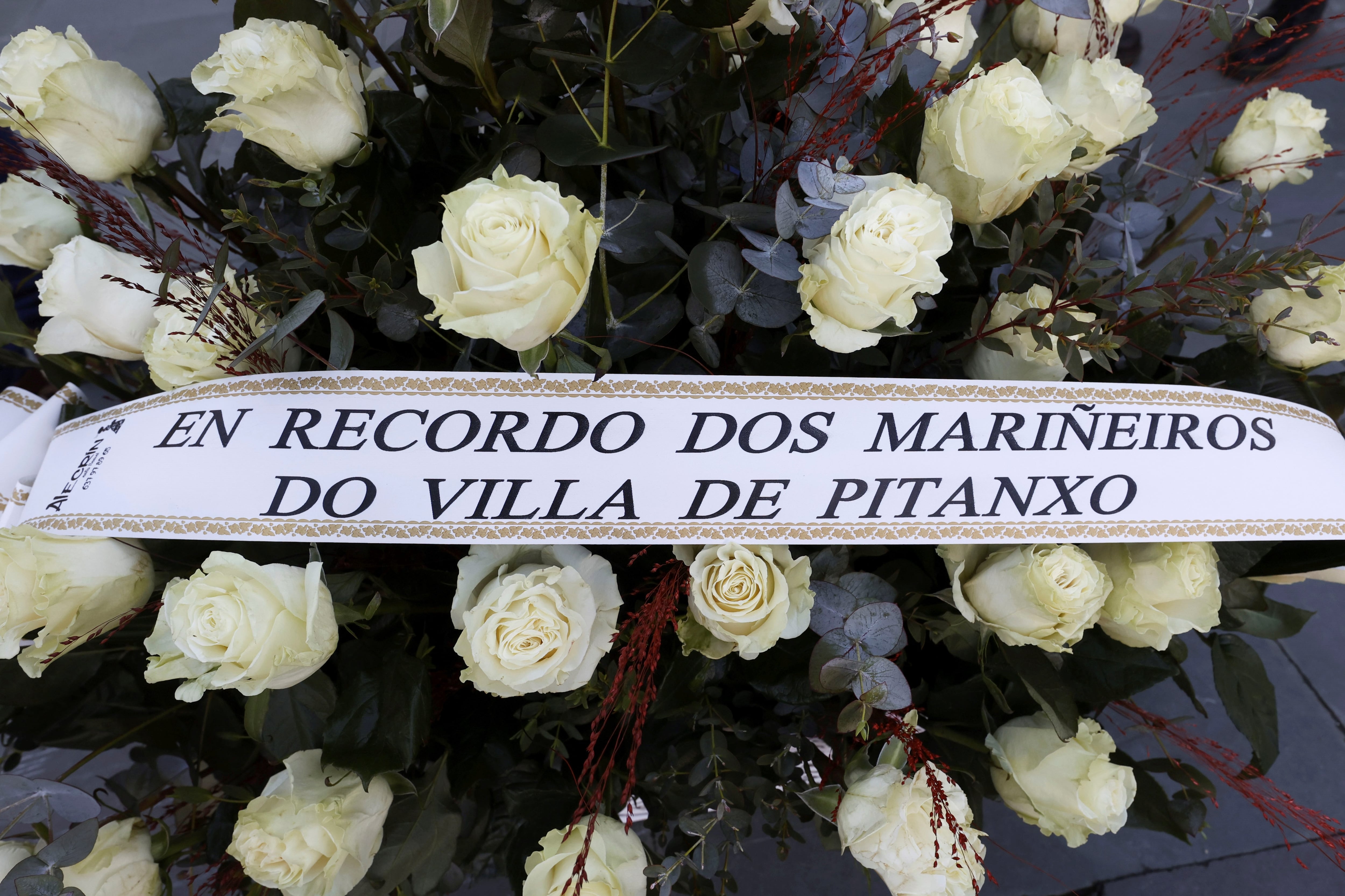 BOIRO, A CORUÑA,19/02/2022.- Un ramo de flores en memoria de las víctimas del naufragio del Villa de Pitanxo, hundido en aguas de Canadá, durante los dos minutos de silencio que guardaron trabajadores de la conserva de pescado, al principio de su protesta por las condiciones laborales y antes de salir en manifestación para reivindicar mejoras en su convenio, convocados pro CC.OO, esta mañana en Boiro, A Coruña. EFE/Lavandeira jr