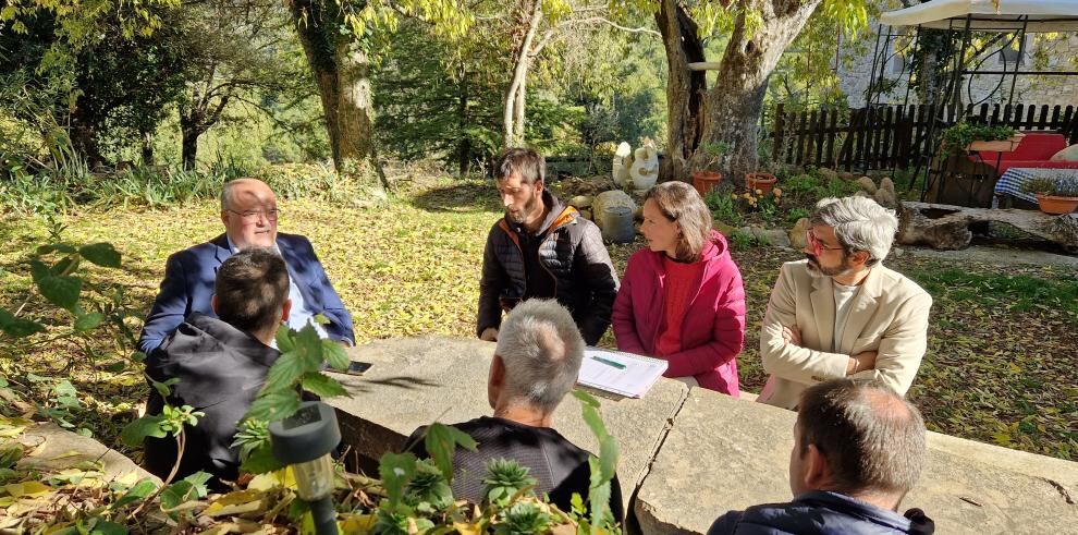 El director general se ha reunido con el alcalde y representantes de las familias en Caneto