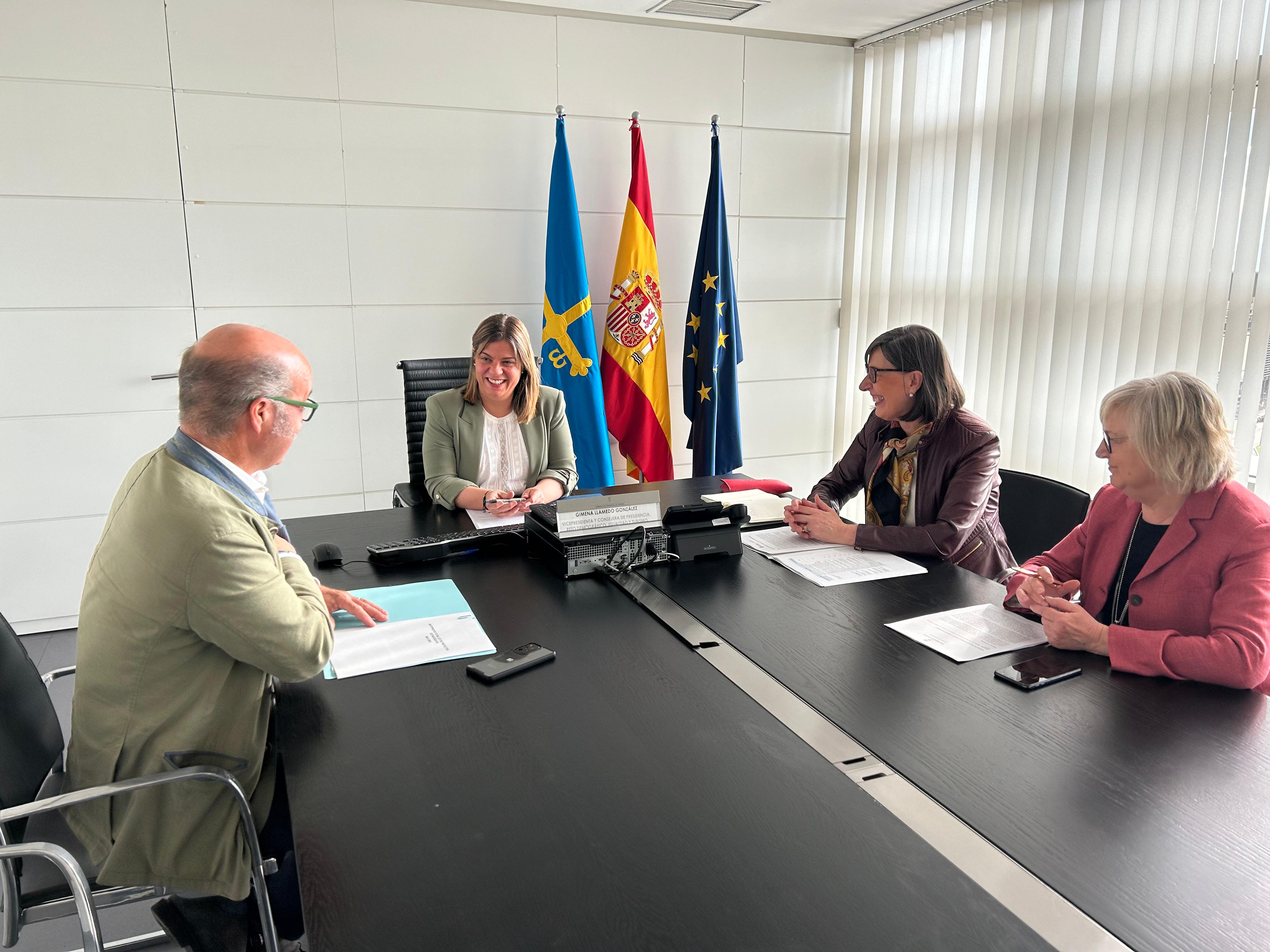 En la imagen, de izquierda a derecha, el diputado del Partido Popular en la Junta General, Luis Venta; la vicepresidenta del Principado, Gimena Llamedo; la consejera de Transición Ecológica, Industria y Desarrollo Económico, Nieves Roqueñí, y la directora general de la Vicepresidencia, Luisa Fernanda del Valle.