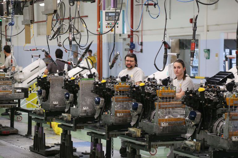 Trabajadores de Renault en la factoría de Motores de Valladolid