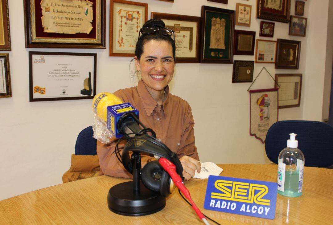 Núria Fuster, autora de la portada, de la revista, en el estudio de Radio Alcoy