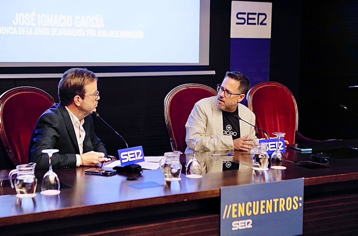 El salón de actos de la Cámara de Comercio de Sevilla ha acogido el Encuentro SER protagonizado por el candidato de Adelante Andalucía a la presidencia de la Junta, José Ignacio García