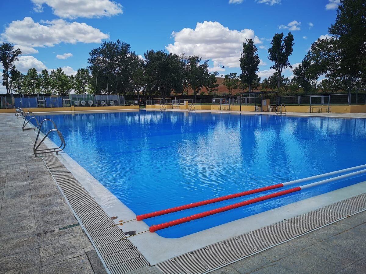 Para la nueva temporada, se ha renovado la pradera, para lo que se ha invertido 46.000 euros, se ha instalado un nuevo campo de vóley playa, se han restaurado las mesas de la zona de merenderos y volverá a instalarse un food truck