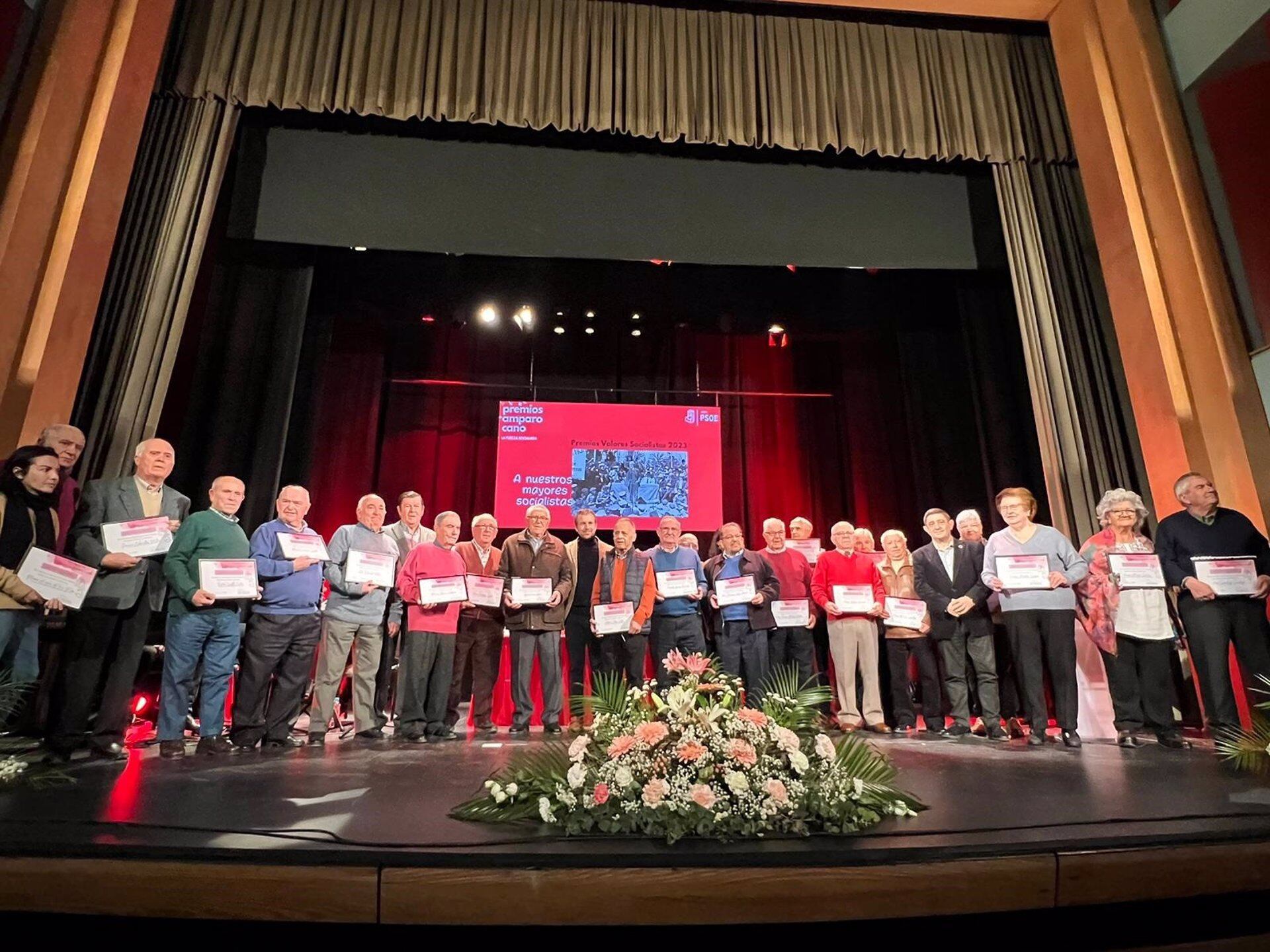 Los galardonados con los premios &#039;Amparo Cano&#039; de la Agrupación Municipal Socialista de Jaén posan en el escenario del Teatro Darymelia