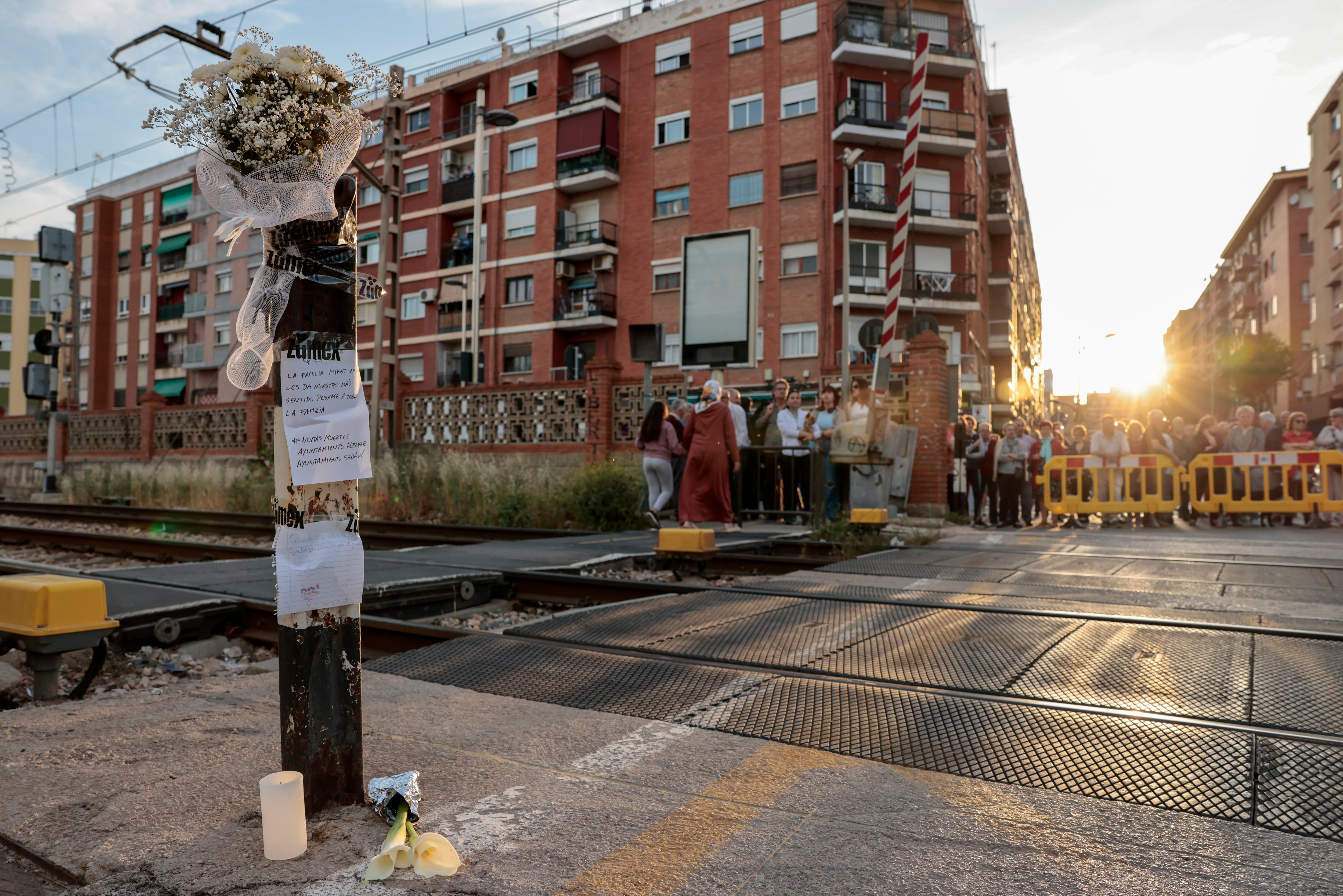 Vecinos de las localidades de Alfafar y Sedaví, ambas en el área metropolitana de València, se han concentrado este jueves para pedir la eliminación del paso a nivel donde han muerto tres personas en los últimos 8 meses, la última una joven de 20 años arrollada este miércoles por un tren de Cercanías.Ambas localidades han convocado una manifestación silenciosa para pedir el soterramiento de la vías del tren, en la que ha participado la plataforma vecinal creada para denunciar la contaminación acústica que sufre el vecindario de la zona por el pitido de las bocinas de los hasta 200 trenes que pasan diariamente.