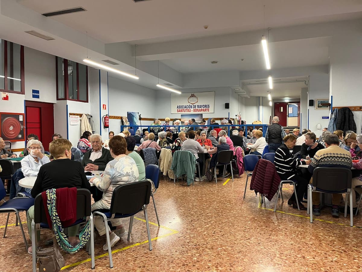 El bingo de 20 céntimos que combate la soledad en Santutxu: mayores de Bilbao defienden su cita semanal