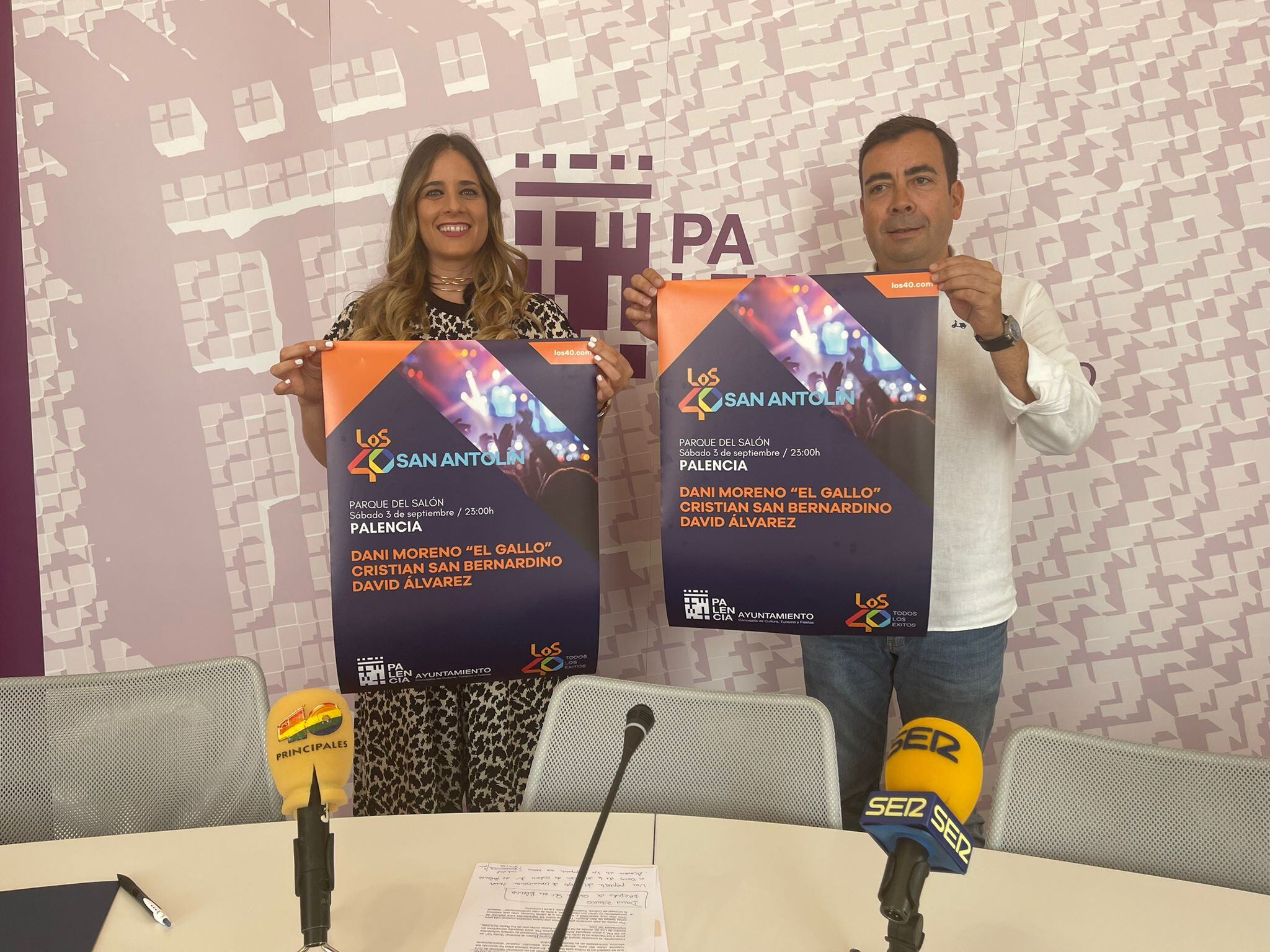 La concejal de Fiestas, Laura Lombraña, y el delegado de Radio Palencia de la Cadena SER, David Blanco, en la presentación del evento de Los40