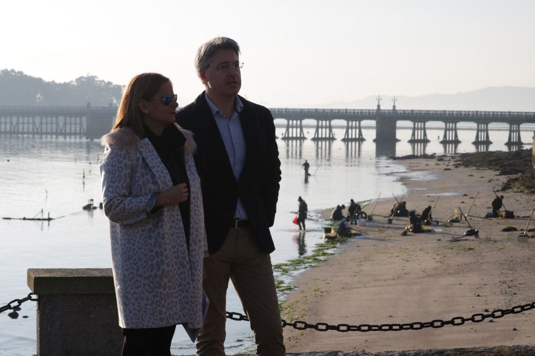  La presidenta de la Diputación de Pontevedra, Camela Silva, con el alcalde de O Grove José Antonio Cacabelos en una visita al municipio