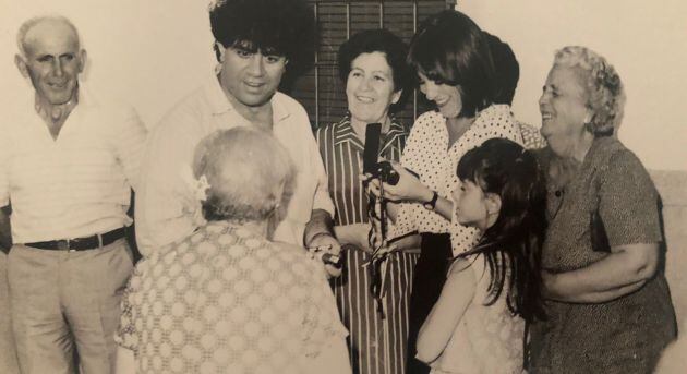 Imagen de archivo de Pedro Almódovar, junto a Carmen Maura y su madre (de espaldas) en la Calle General Aguilera