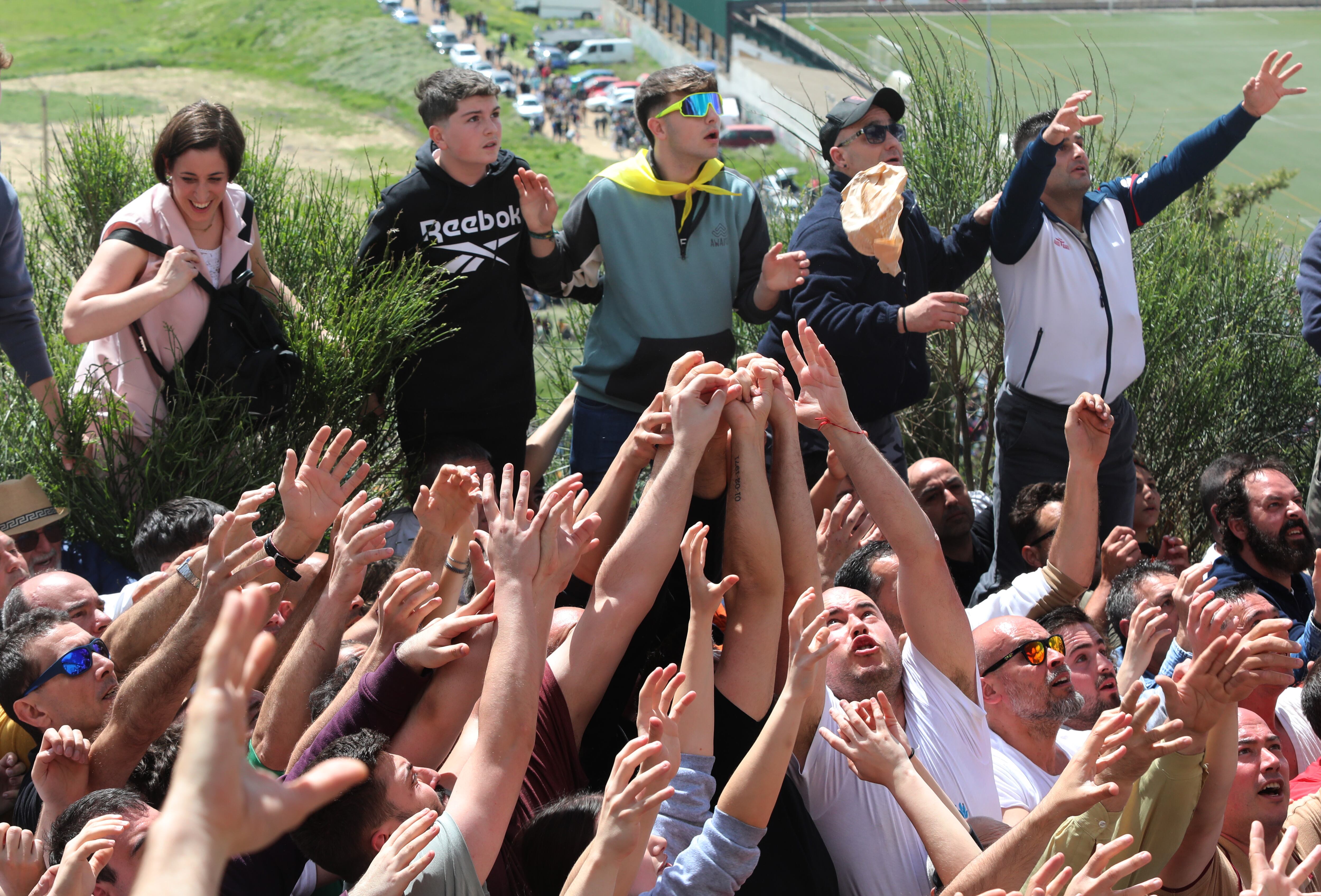 Pedrea de pan y quesillo en la romería del Santo Toribio del barrio del Cristo de Palencia