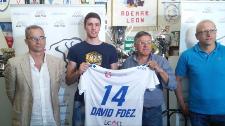 David Fernández posa con la camiseta del ABANCA Ademar 