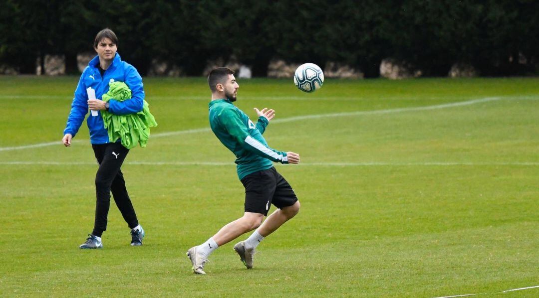 Papu durante el entrenamiento ante la mirada de Luis Fandiño