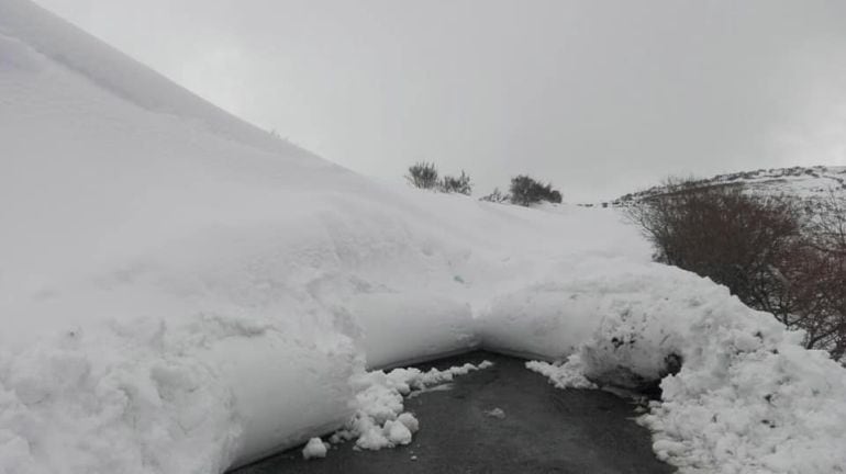 Estado de la carretera que llega al pueblo de Teixeira, en Folgoso do Courel