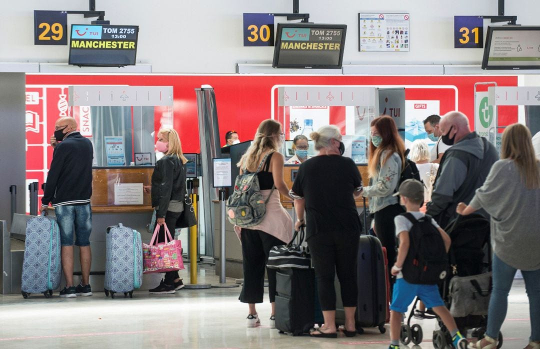 Pasajeros con destino a Manchester en la terminal 1 de salidas el aeropuerto César Manrique (Lanzarote), este domingo, en el primer día en el que el Reino Unido vuelve a imponer cuarentena a los viajeros procedentes de España. 