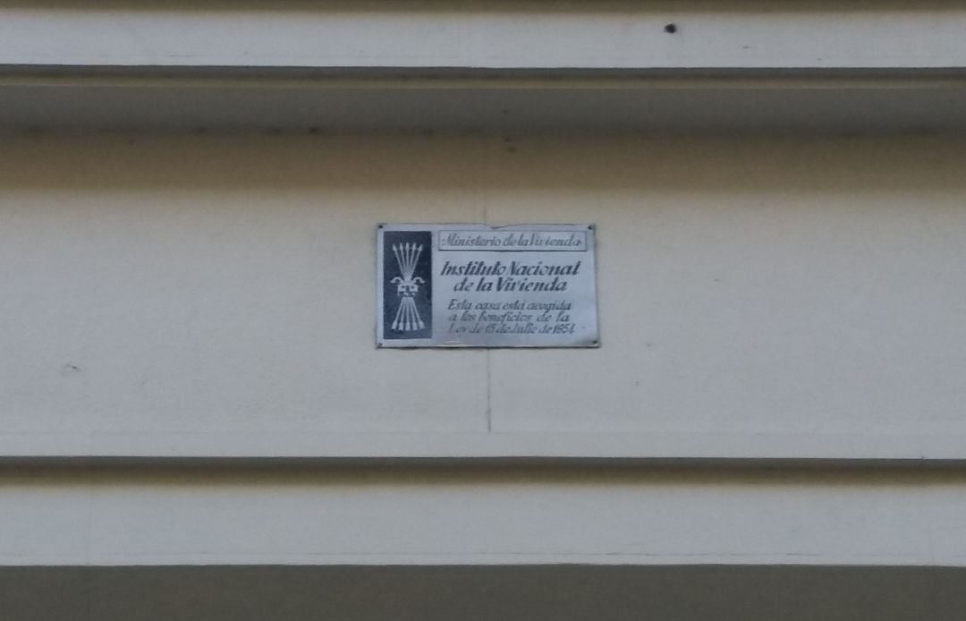 Placa con simbología franquista en un portal de Vitoria