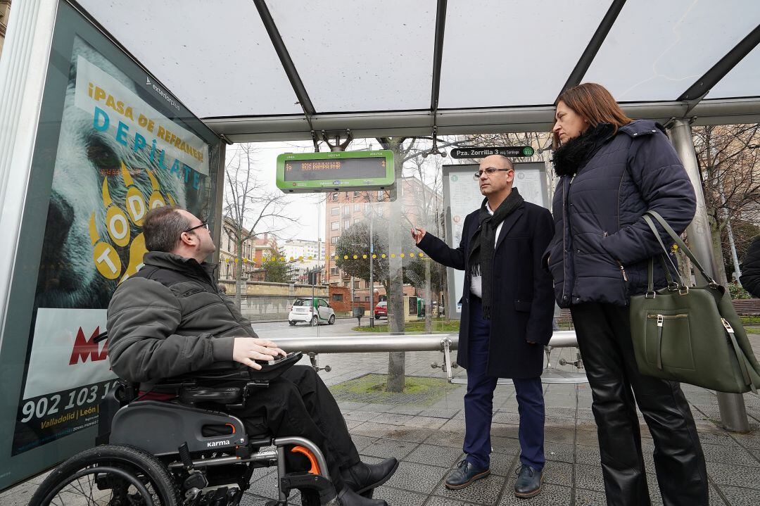 El concejal de movilidad, Luis Vélez, visita una de las marquesinas de AUVASA