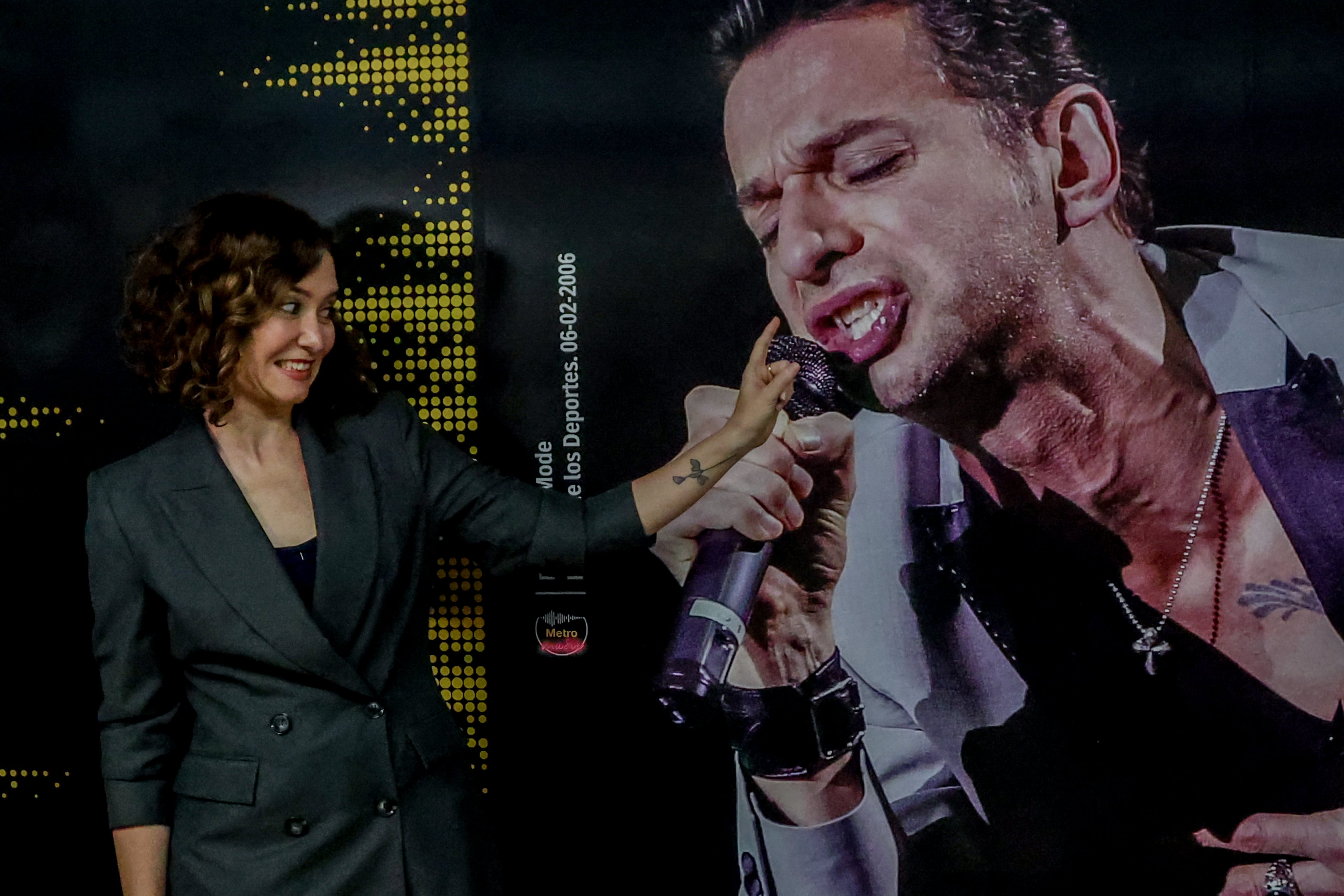 Isabel Díaz Ayuso posa junto a un poster de &#039;Depeche Mode&#039;.