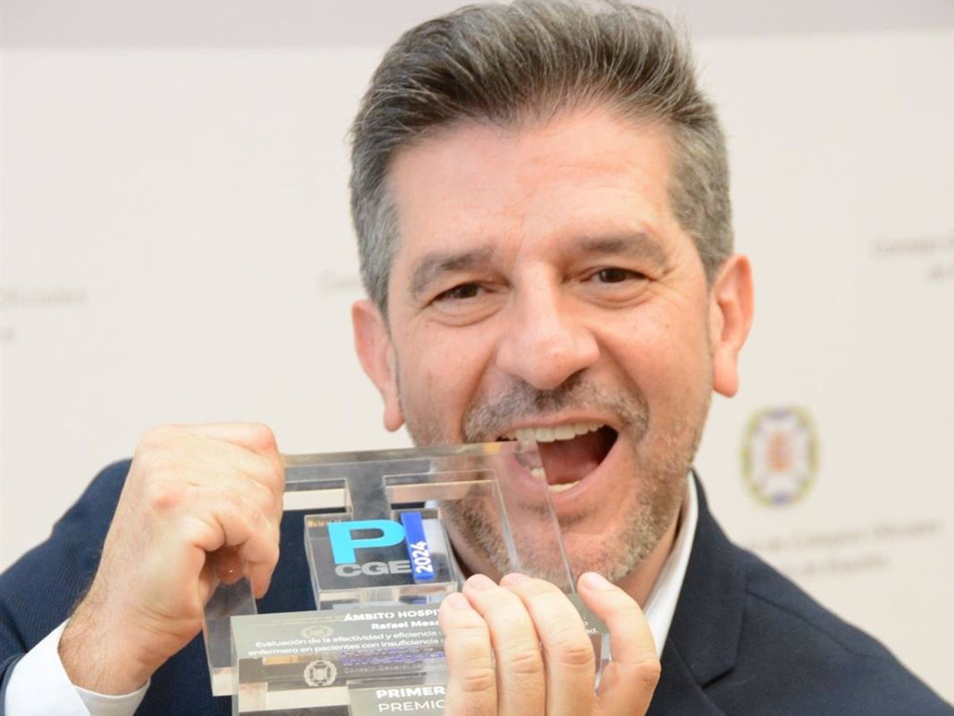 El enfermero del servicio de Cardiología del Hospital Universitario Costa del Sol, Rafael Mesa Rico, ha sido galardonado con el primer premio nacional, en la categoría de ámbito hospitalario