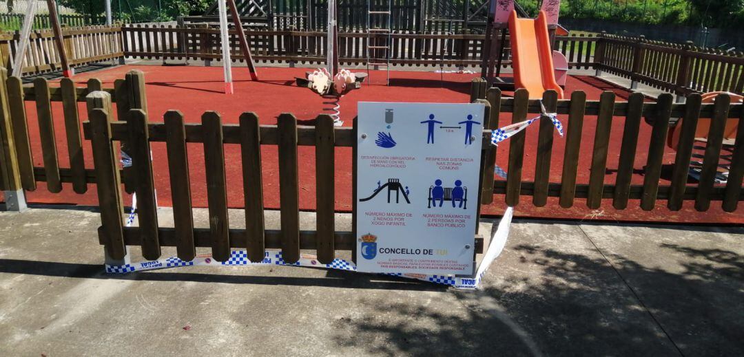 Cartel informando de las medidas para utilizar los parques infantiles de Tui.