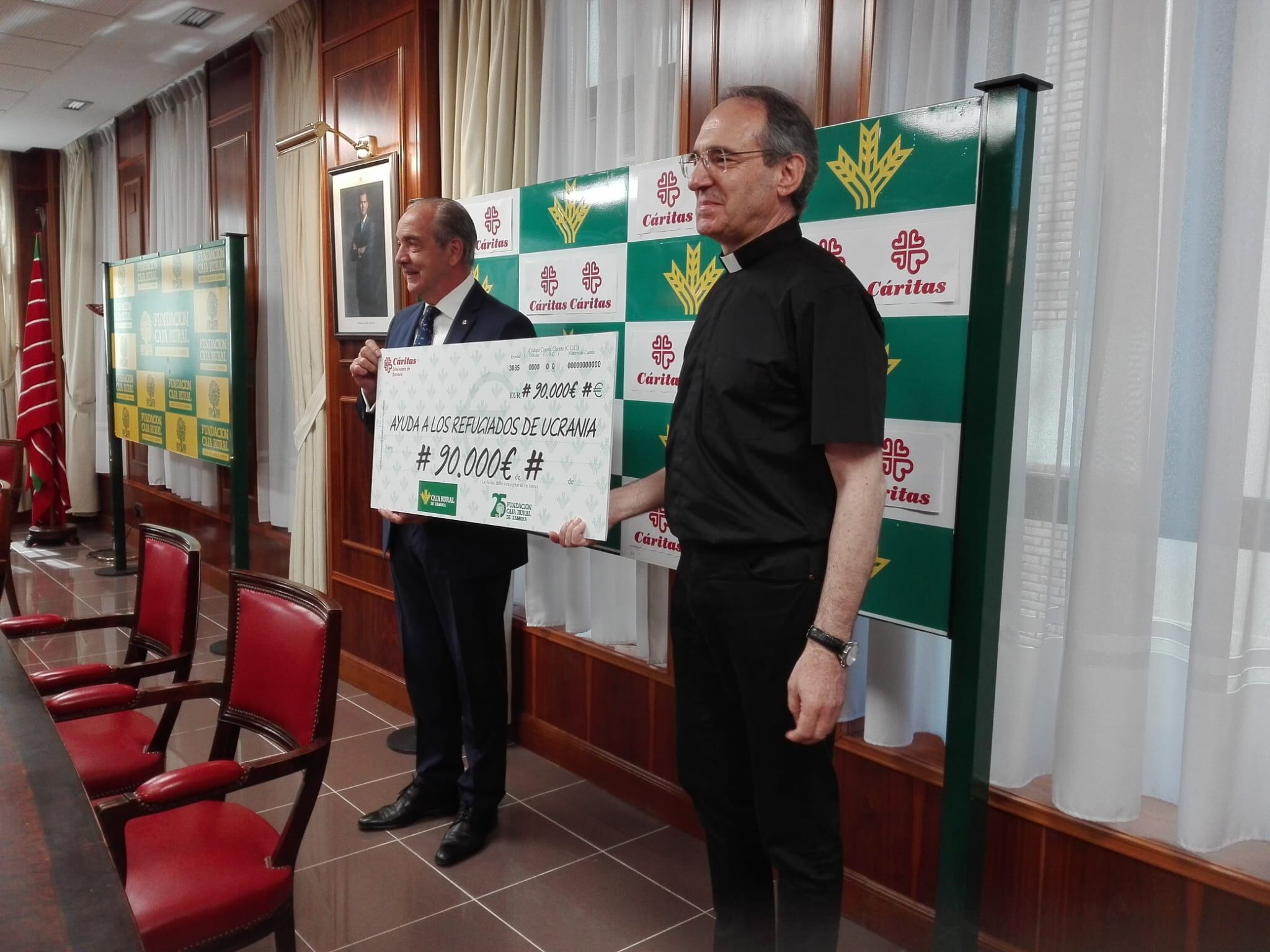 Cipriano García, director general de Caja Rural de Zamora, hace entrega del cheque de 90.000 euros al responsable de Cáritas, Antonio Martín de Lera