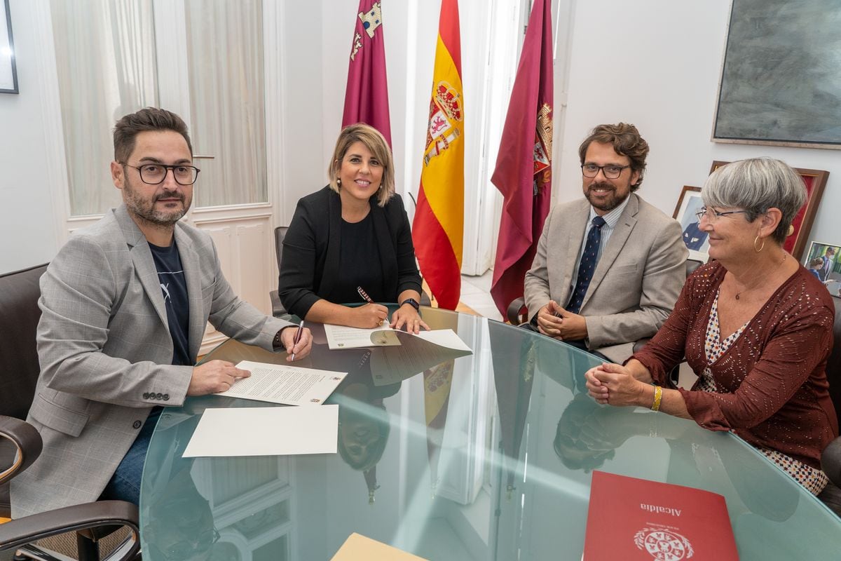 Representantes municipales y del club albinegro durante la firma