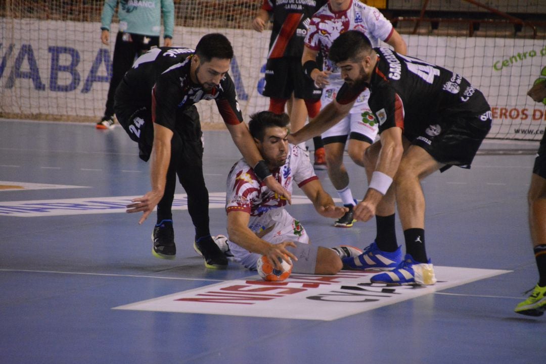 Juanjo Fernández lucha por un balón en el duelo liguero de este curso entre Ademar y Logroño