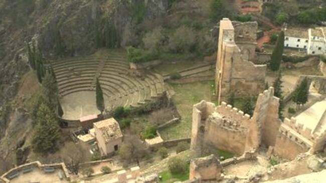 El interior del castillo y anfiteatro a vista de pájaro