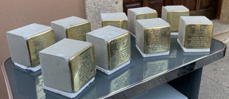 Los adoquines en los que están inscritos datos de los nueve bercianos deportados y asesinados en campos de concentración nazi y que forman parte del proyecto Stolpersteine