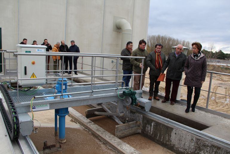 El presidente de la CHD, el alcalde de Cuéllar, la subdelegada del gobierno en Segovia y el concejal de Patrimonio visitan las instalaciones de la nueva EDAR de Cuéllar