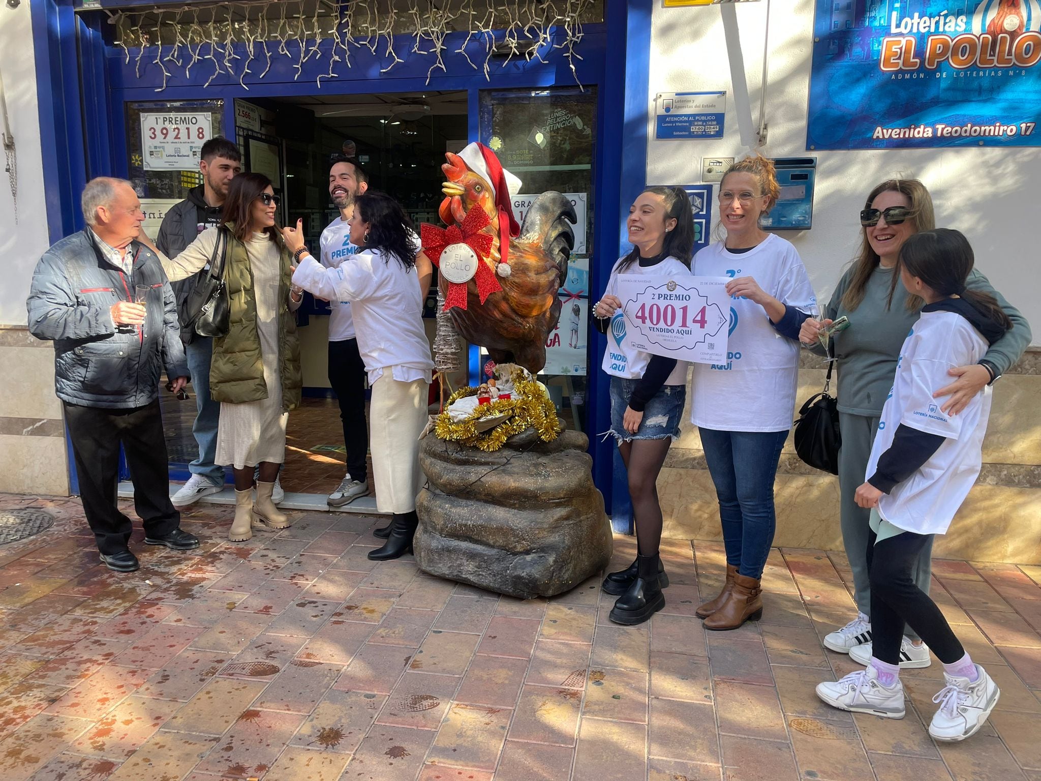 El segundo premio, el último en salir, el 40.014, ha dejado 1.250.000 euros en la administración El Pollo, en Orihuela. Foto: Zaira González