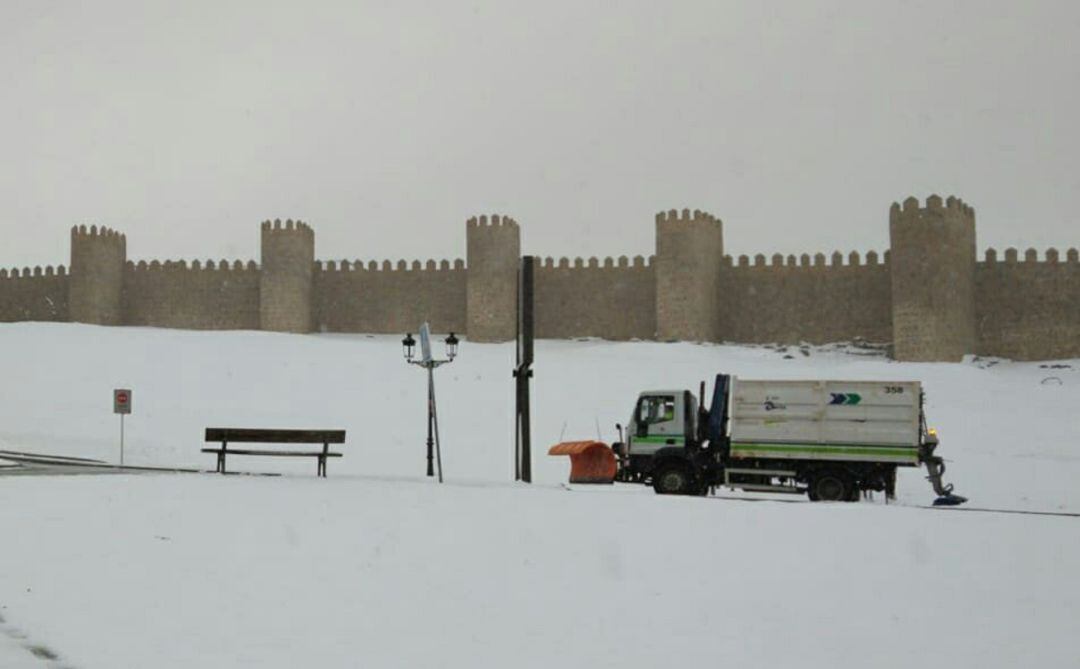 Un camión esparce sal en las inmediaciones del Lienzo Norte de la Muralla