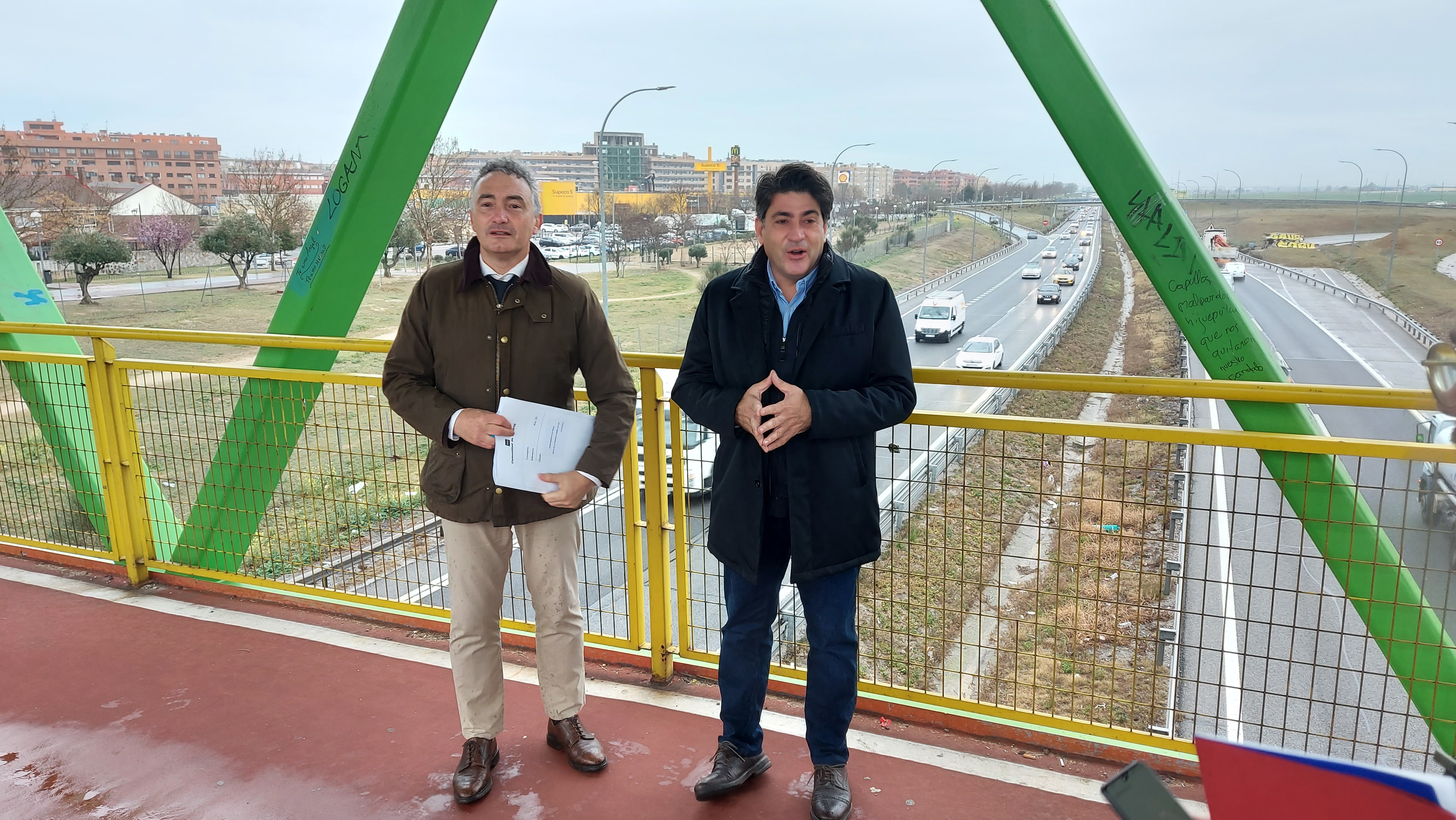 El consejero madrileño de Transportes, David Pérez, en una pasarela sobre la A-42 este viernes