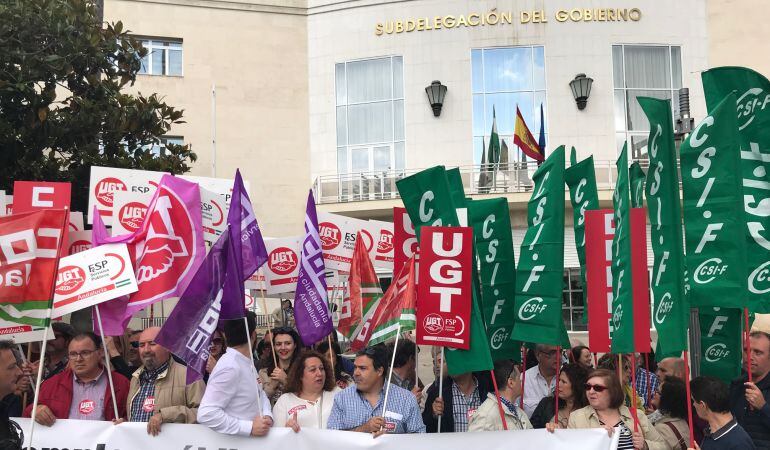 Miembros de los sindicatos durante la protesta ante la Subdelegación del Gobierno.