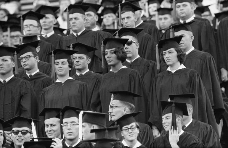 Vivian Juanita Malone en el acto de su graduación