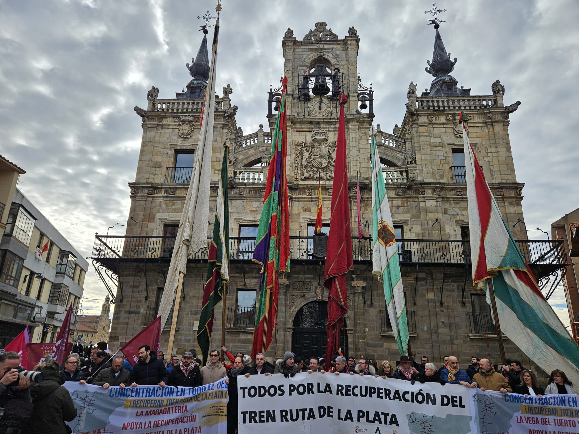 Concentración en Astorga para exigir más agilidad a la hora de reabrir la Ruta de la Plata